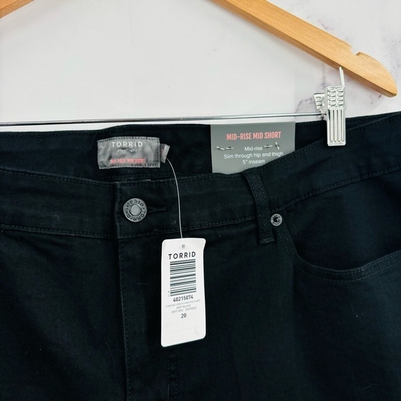 Torrid 5 Inch Vintage Stretch Mid-Rise Short - Deep Black - Picture 4 of 6